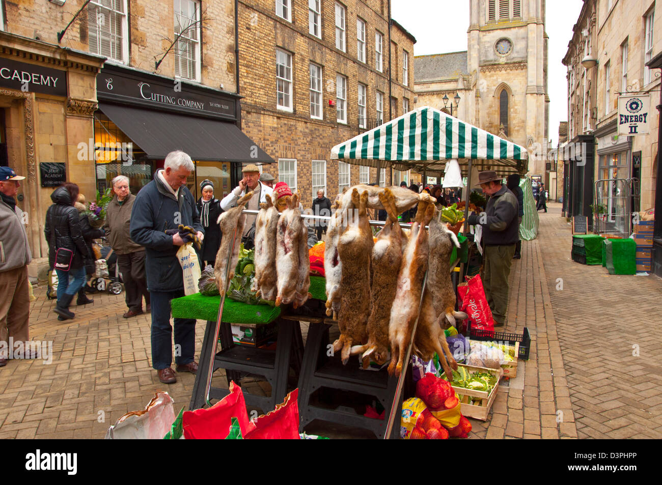 Kaninchen und Hase zum Verkauf am Marktstand traditionelle Straßenmarkt Stände Stamford, Lincolnshire Stockfoto