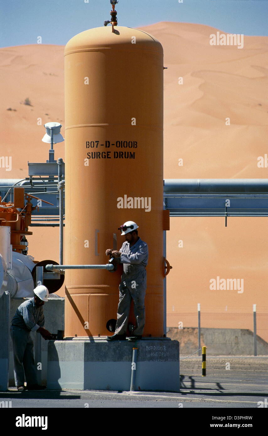 Saudi Aramco Ingenieure an der Shaybah Gas Öl Trennung Pflanze (GOSP), eine große Gas- und Öl-Produktionsstätte Khali Stockfoto
