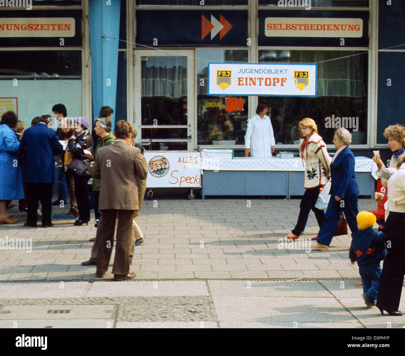 Berlin, DDR, als das Jugendprojekt Eintopf am Alexanderplatz Stockfoto