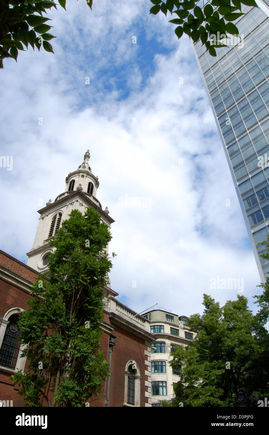 Saint Botolph ohne Bishopsgate und 110 Bishopsgate Hochhaus in der City of London, England Stockfoto