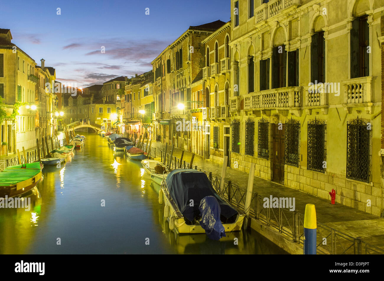 Schiffe und Gebäude in der Nacht entlang der Fondamenta Minotto im Stadtteil Santa Croce von Venedig Stockfoto