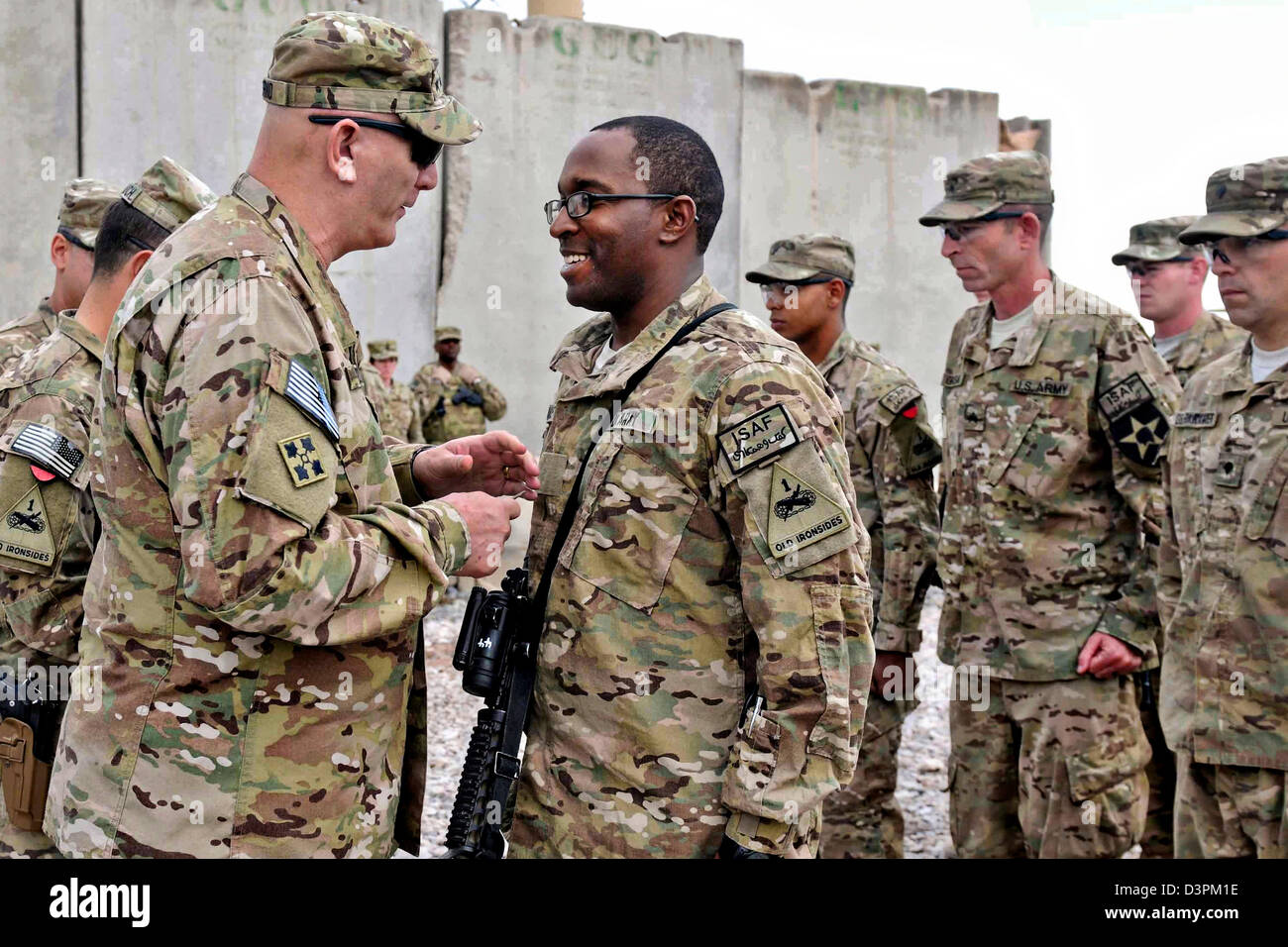 US-General Raymond Odierno, der Stabschef der Armee, fördert Warrant Officer Shaun Mance auf chief Warrant Officer in der Forward Operating Base Frontenac 22. Februar 2013 am Kandahar Flugplatz, Afghanistan. Stockfoto