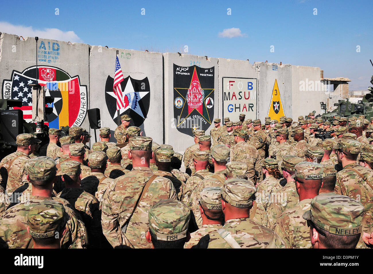 US-General Raymond Odierno, der Stabschef der Armee, spricht für eine Gruppe von Soldaten während einer Preisverleihung 22. Februar 2013 auf Forward Operating Base Masum Ghar, Afghanistan. Stockfoto