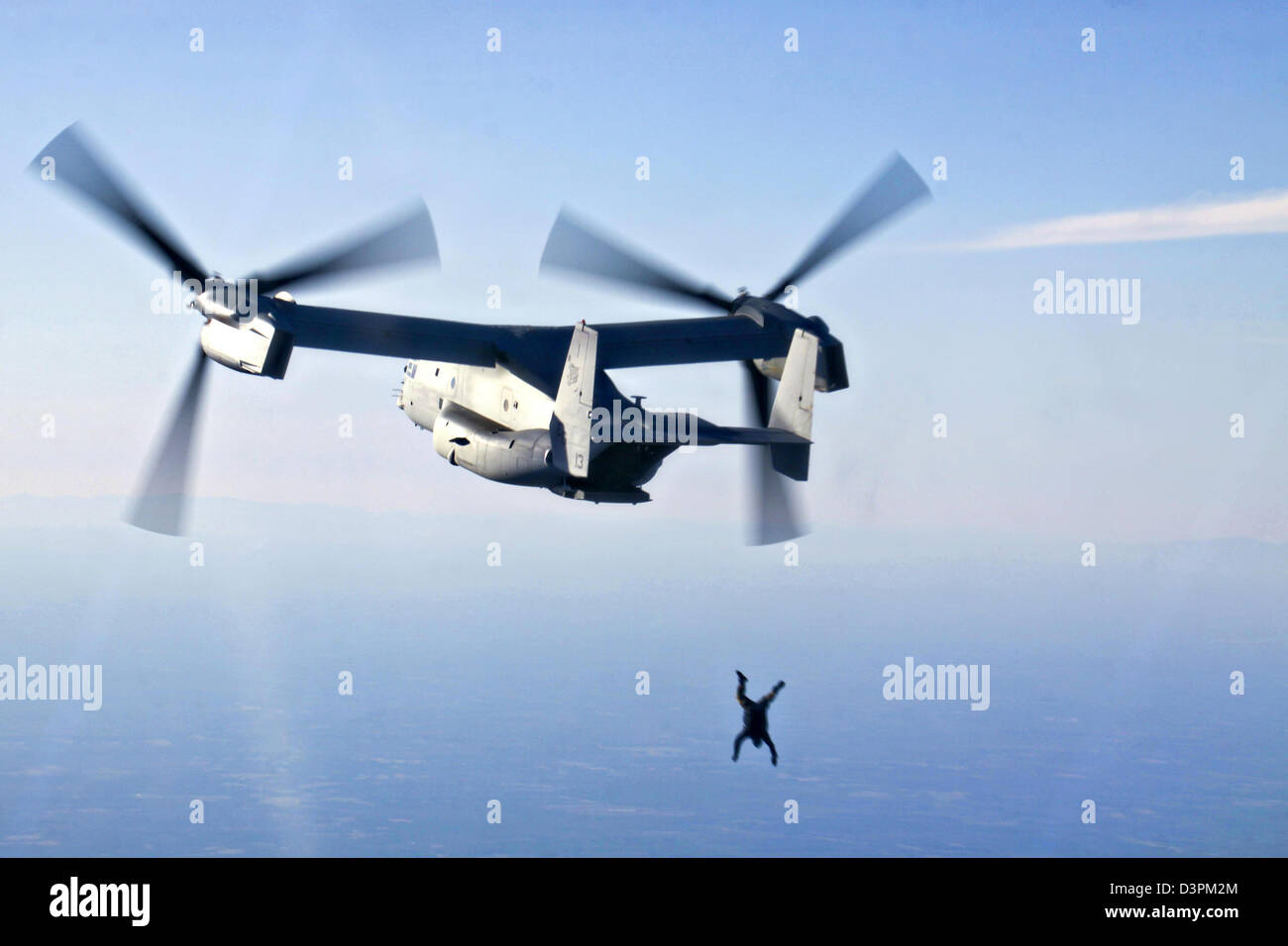 Eine US Navy SEAL-Kommando Fallschirm springt von einem Marine Corp MV-22 Osprey Tilt Rotor Vertikallift Flugzeug während des Trainings 20. Februar 2013 in Jacksonville, NC Stockfoto