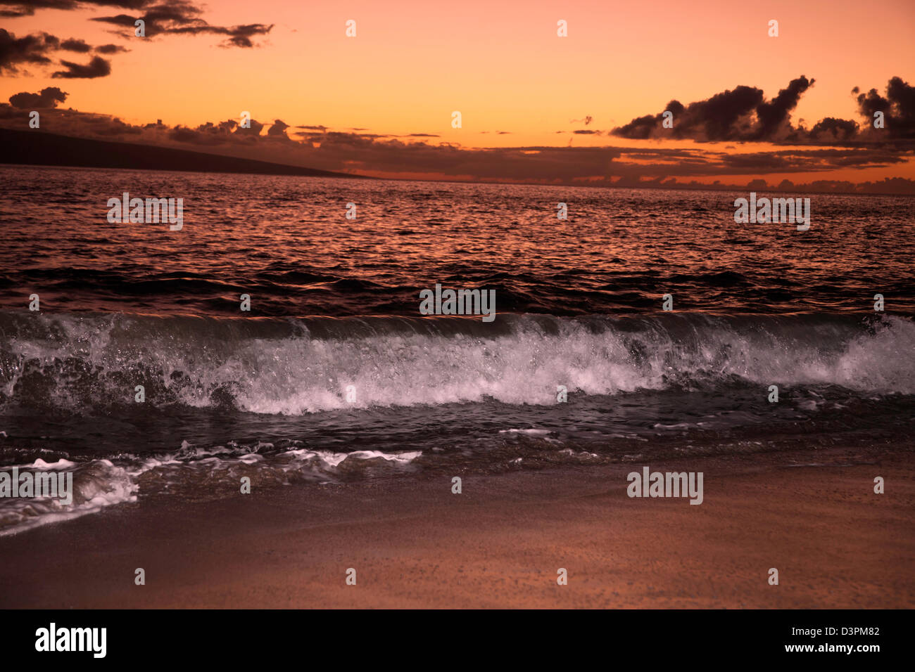 Ein Sonnenuntergang von der Insel Maui, Blick über den Kanal nach Lanai, Hawaii. Stockfoto