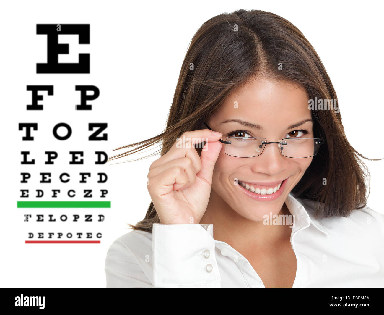 Lächelnde kaukasischen / asiatische chinesische Frau mit Brille durch Snellen Prüfung Sehtafel isoliert auf weißem Hintergrund stehen Stockfoto