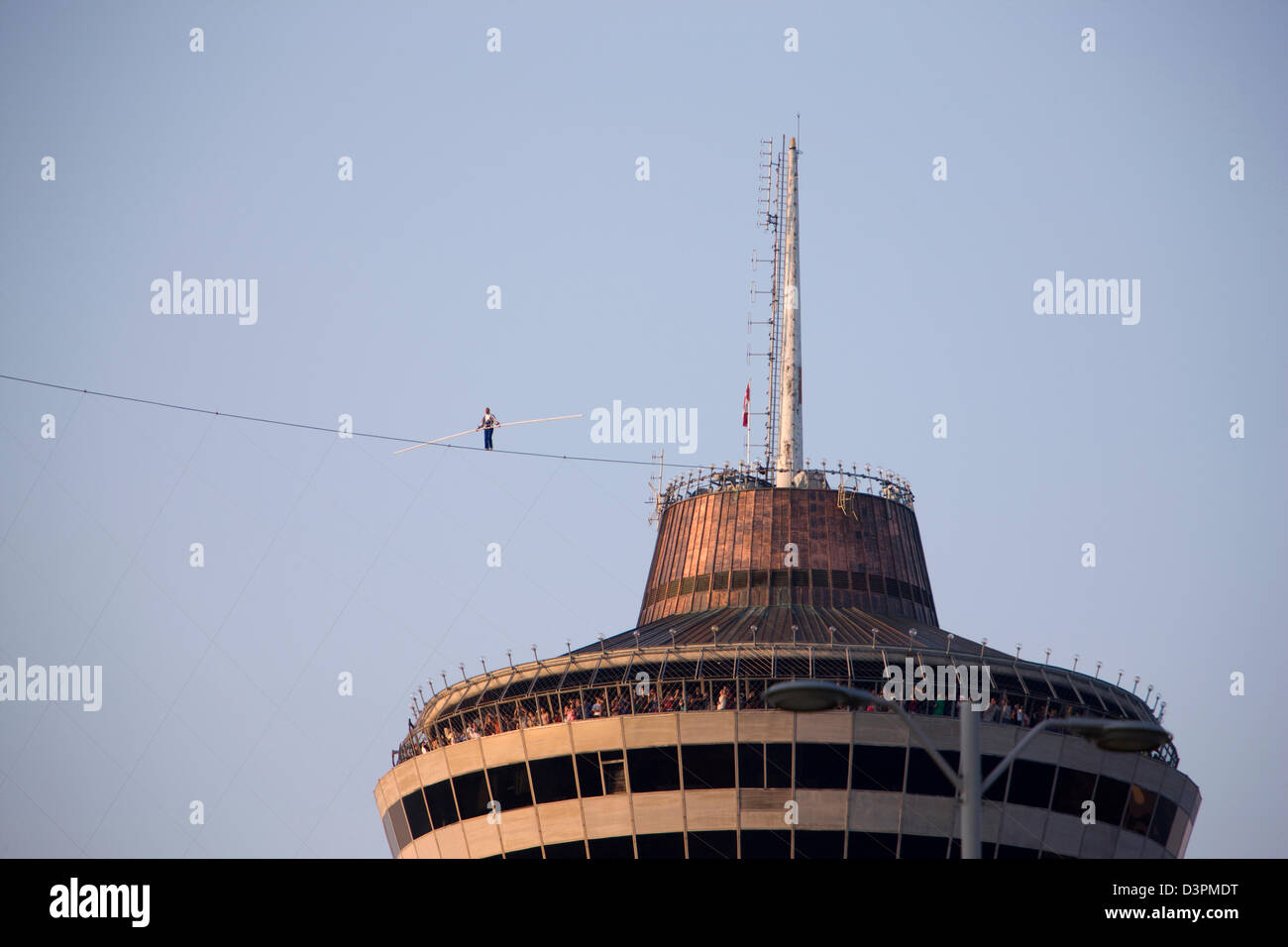 Jay Cochrane, Hochseil, Weg vom Skylon Tower zum Fallsview Hotel, Niagara Falls, Kanada Stockfoto