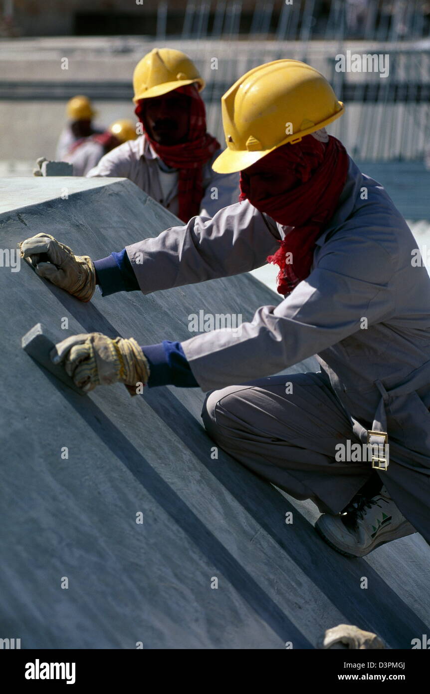 Ausländische Arbeiter bei der Arbeit auf einer Baustelle im Zentrum von Riad. Stockfoto