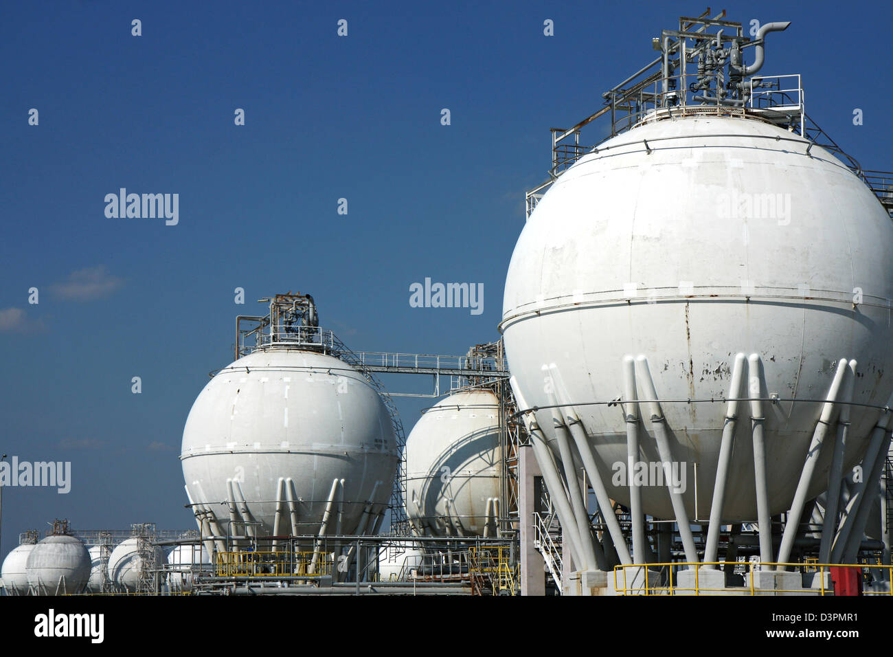 weißen Panzer der großen Erdöl-Raffinerie Stockfoto