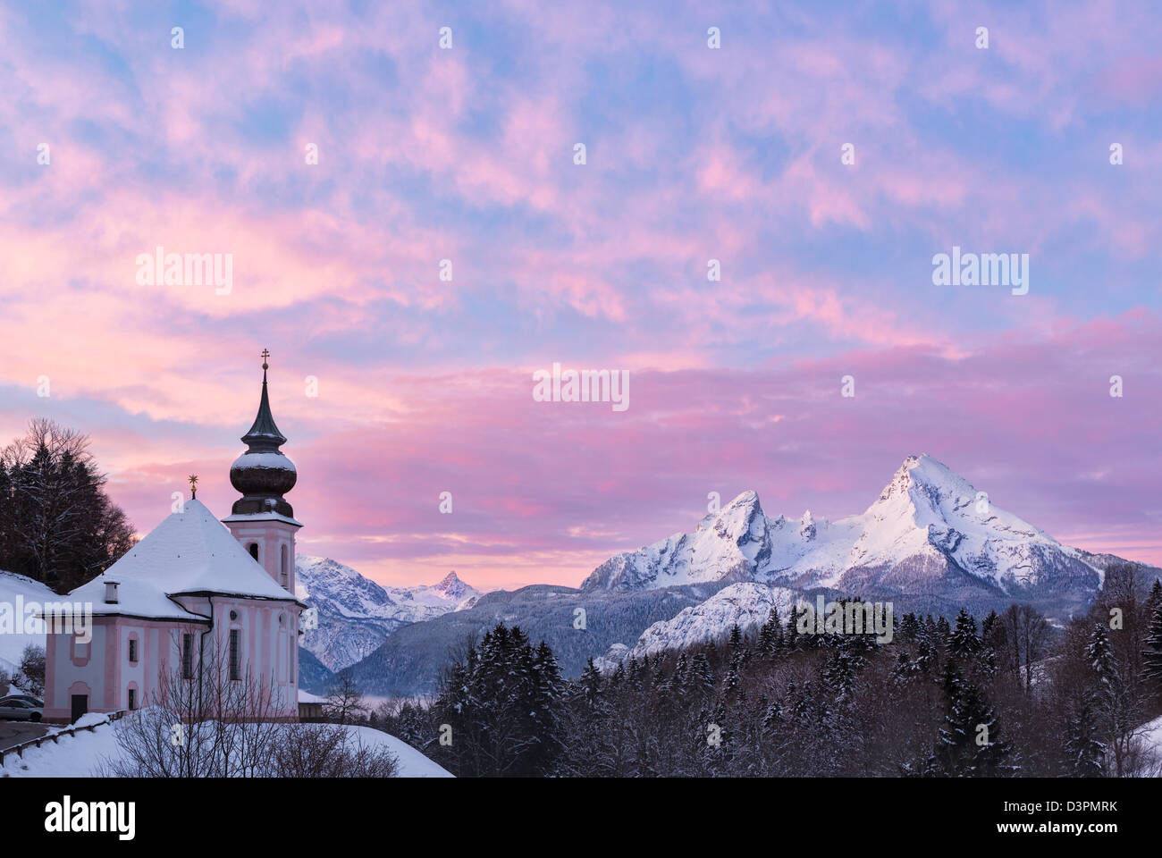 Watzmann bei Sonnenaufgang mit Kirche, Bayern, Berchtesgaden, Deutschland Alpen Stockfoto