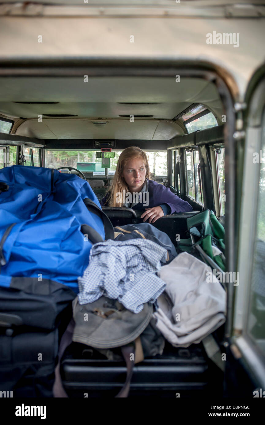 Junge Frau Verpackung Campingausrüstung im klassischen SUV Acadia National Park, Maine USA Stockfoto