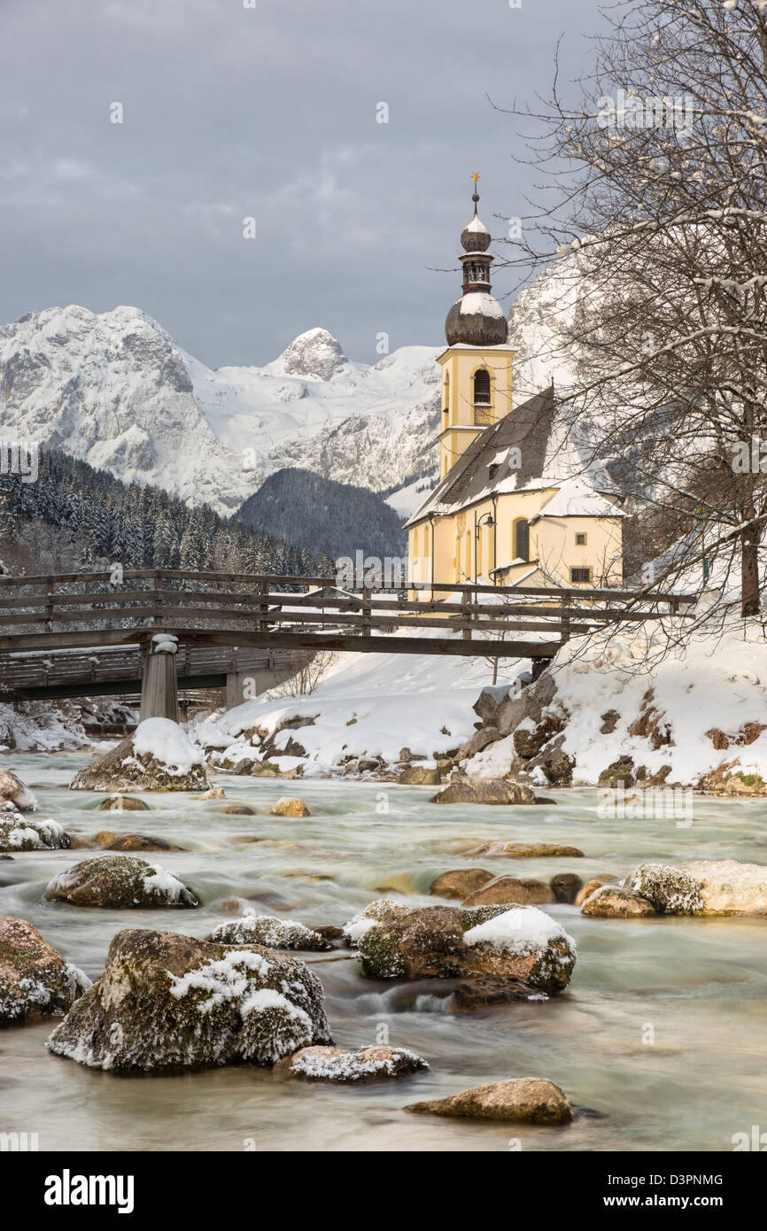 Kirche mit deutschen Alpen in Ramsau, Bayern Stockfoto