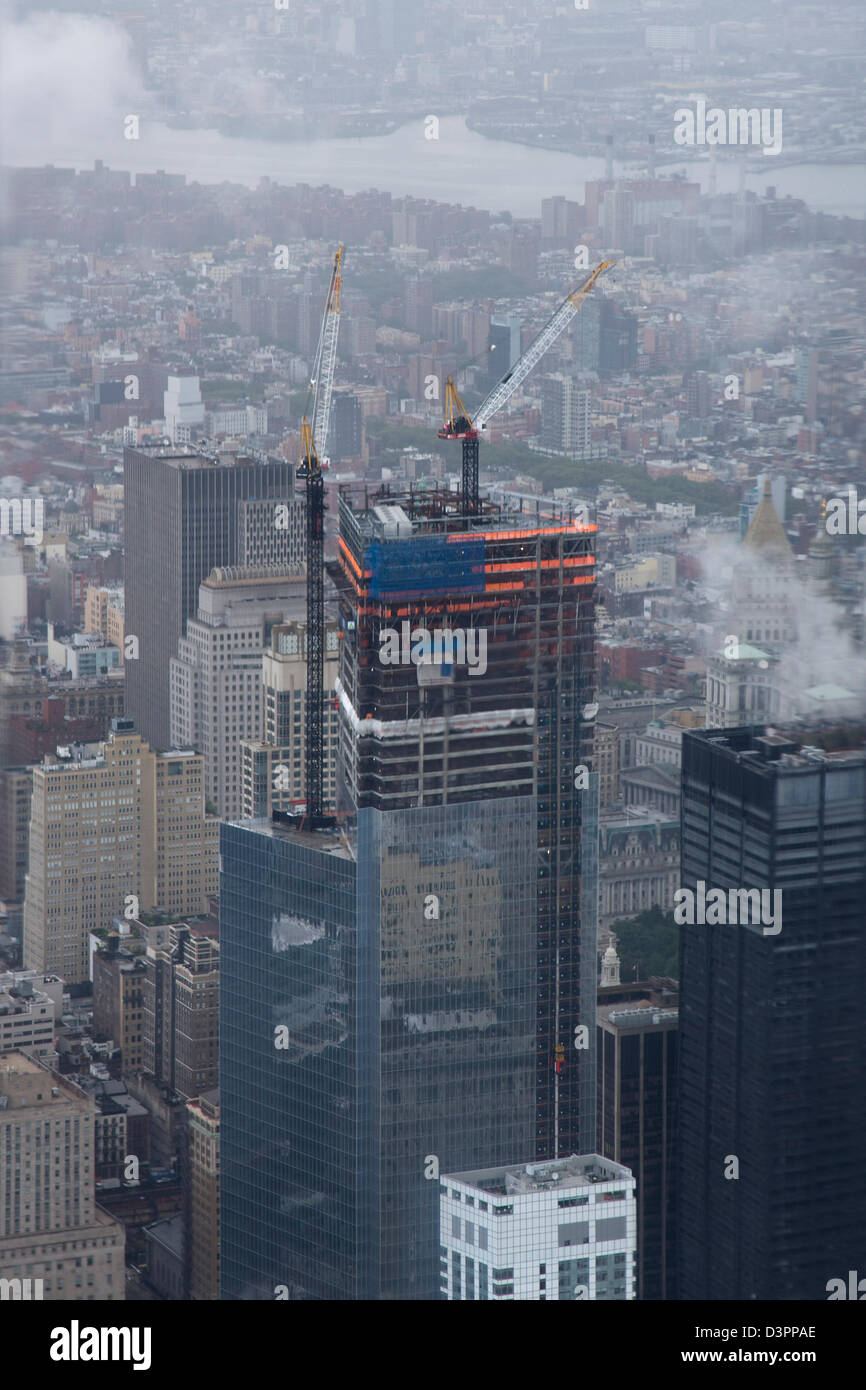 Die Spitze der World Trade One Tower, der Freiheitsturm, im Bau und kurz vor dem Abschluss, Luftaufnahme aus einem Hubschrauber Stockfoto