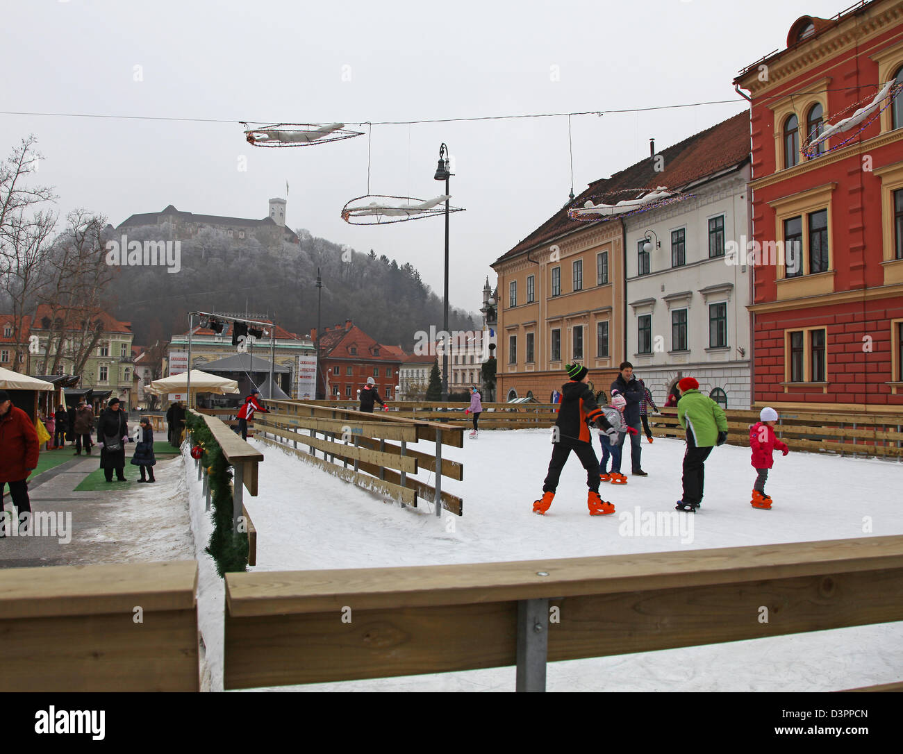 Eine Eisbahn aus Kongressplatz mit Burg von Ljubljana im Hintergrund, Ljubljana, Slowenien, Europa Stockfoto