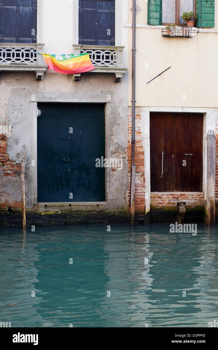 Überfluteten Haus auf den Wasserstraßen von Venedig Italien Stockfoto