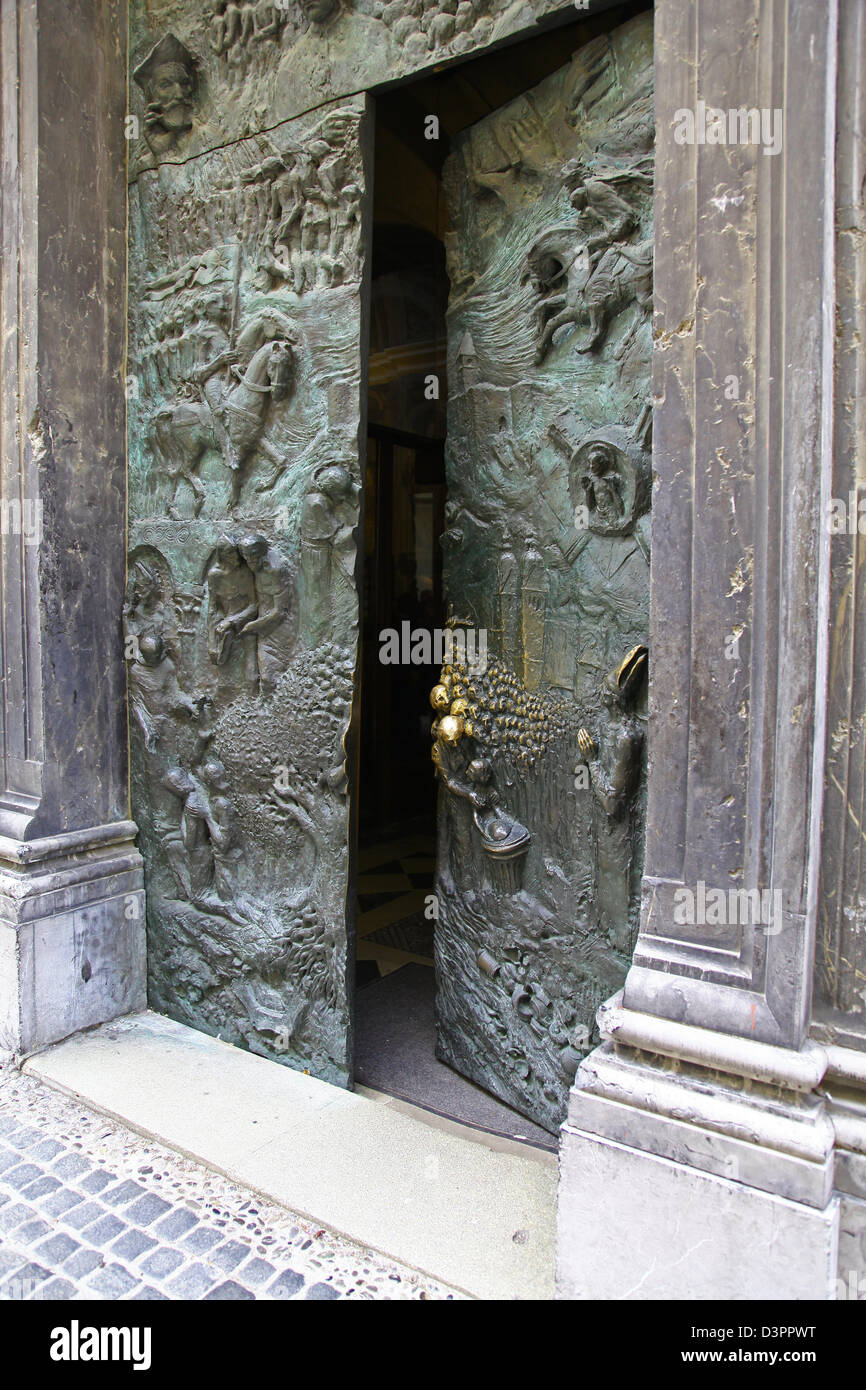 Reich verzierte Messing Türen am St. Nikolaus-Kathedrale in Ljubljana, die Hauptstadt von Slowenien Europa Stockfoto