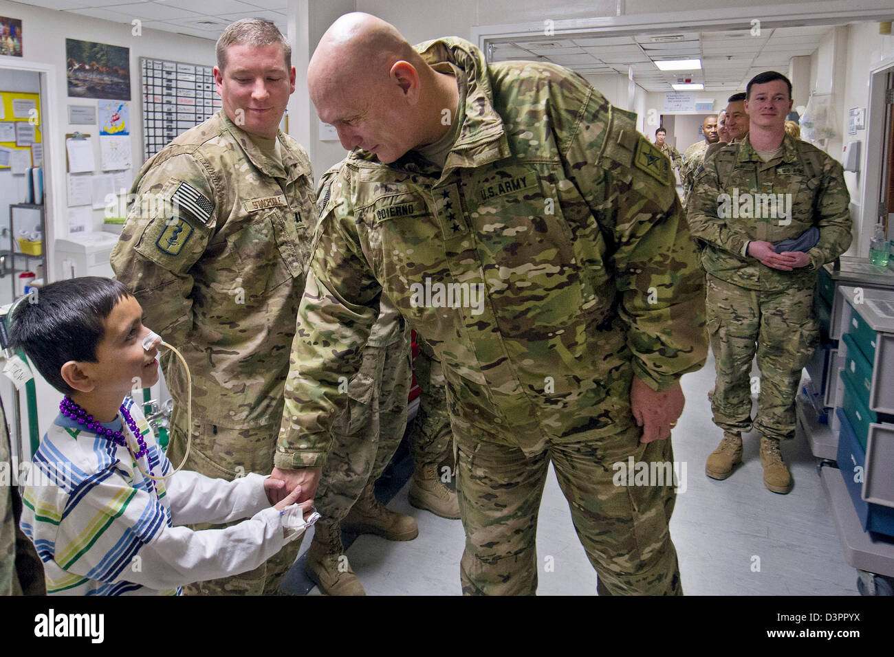 UNS General Raymond Odierno, schüttelt der Stabschef der Armee die Hand eines afghanischen Kind erholt sich im Staff Sgt Heather N. Craig Joint Krankenhaus Theater 21. Februar 2013 Bagram Airfield, Afghanistan. Stockfoto
