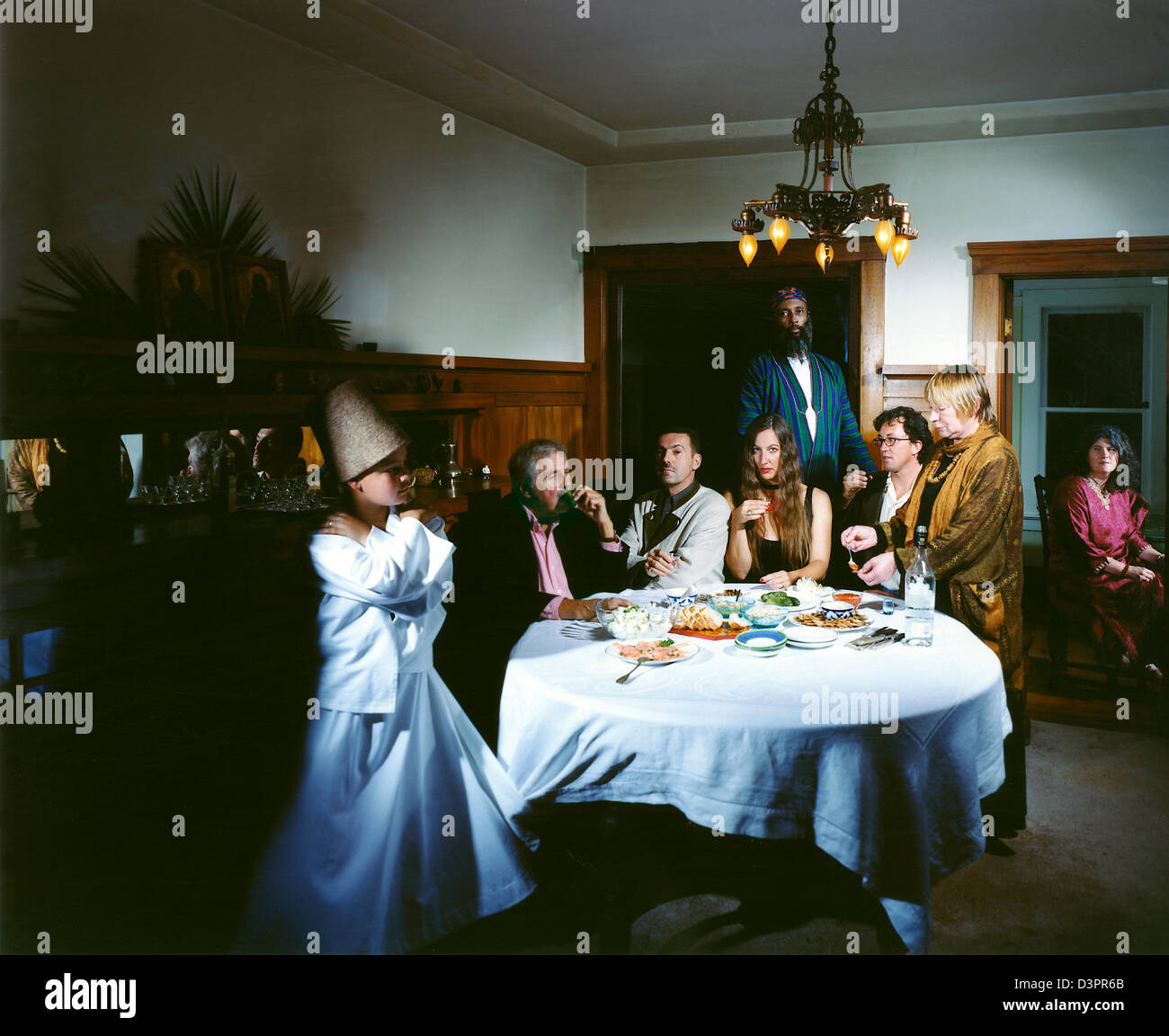 Russische Familie, die zusammen an einem Tisch sitzen Stockfotografie
