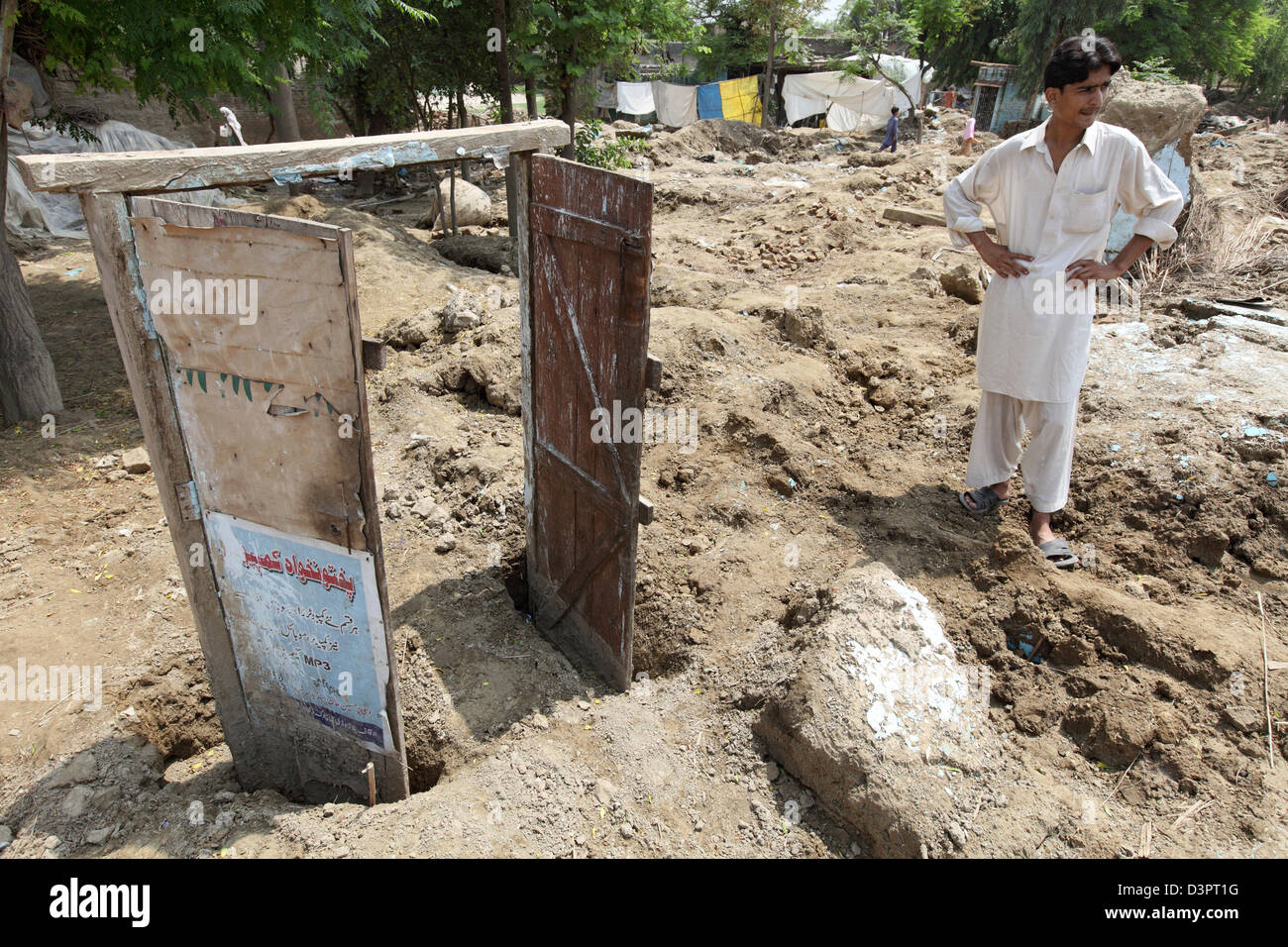 Charsadda, Pakistan, steht ein Mann vor seinem Haus nach der Flutkatastrophe Stockfoto