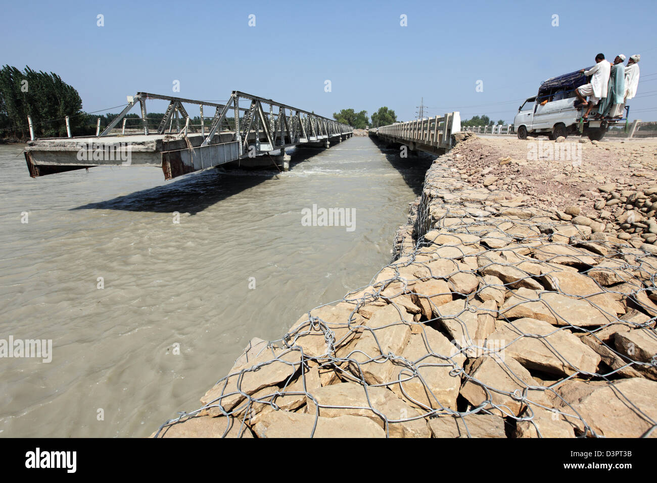 Charsadda, Pakistan, wurde durch das Hochwasser Strassenbruecke zerstört. Stockfoto