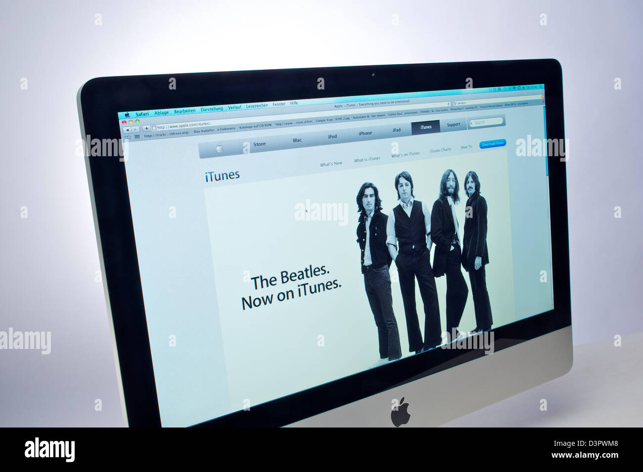 Hamburg, Deutschland, der Apple-Website mit Anzeigen für iTunes auf einen Apple iMac Stockfoto