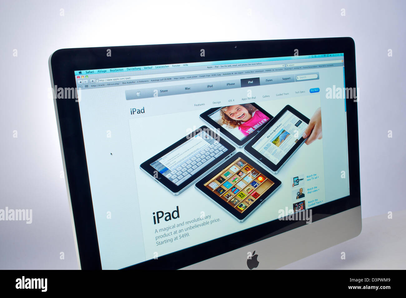 Hamburg, Deutschland, der Apple-Website mit Werbung für das iPad an einen Apple iMac Stockfoto