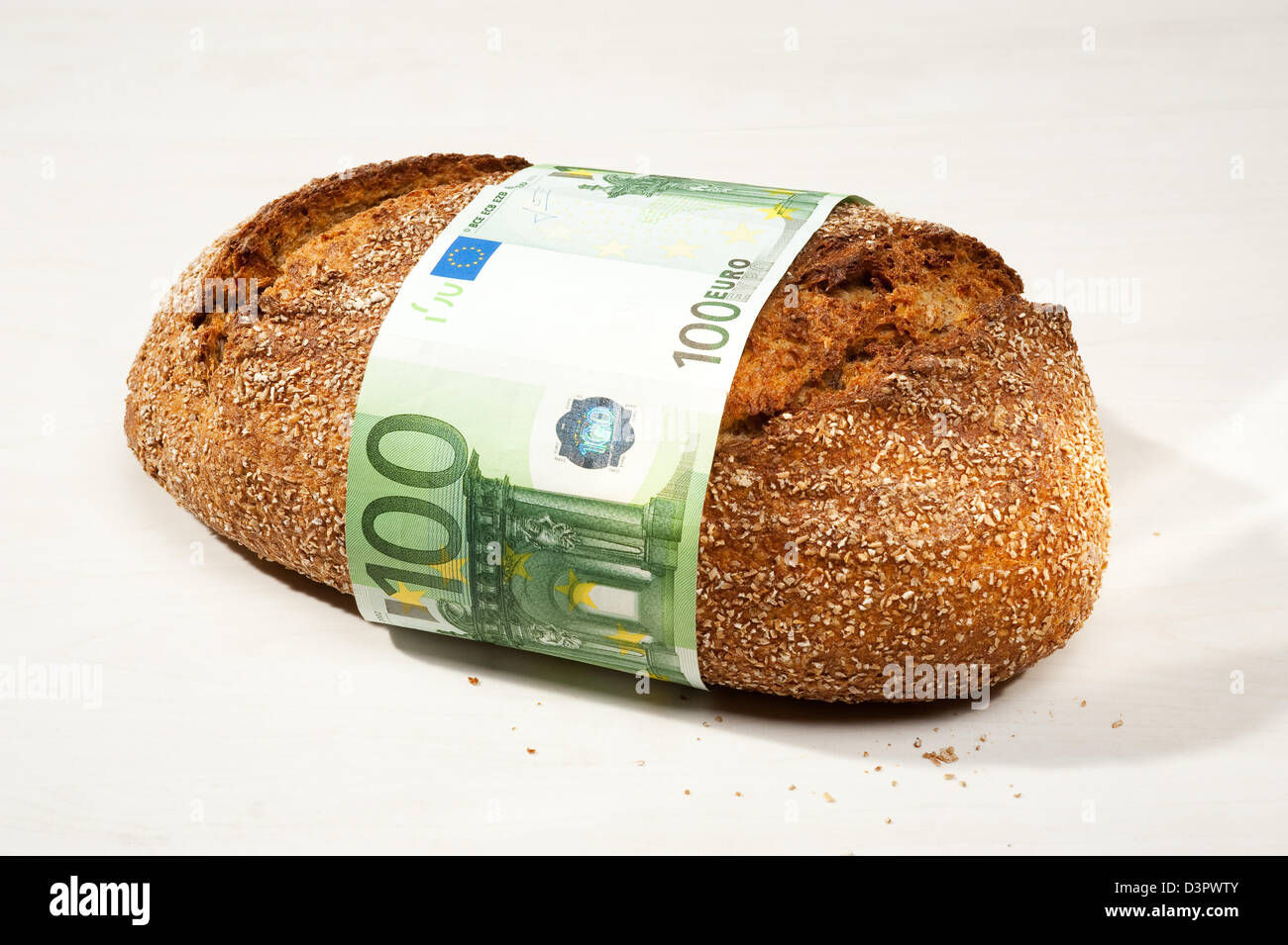 Hamburg, Deutschland, Vollkornbrot, eingewickelt in ein hundert-Euro-Schein Stockfoto