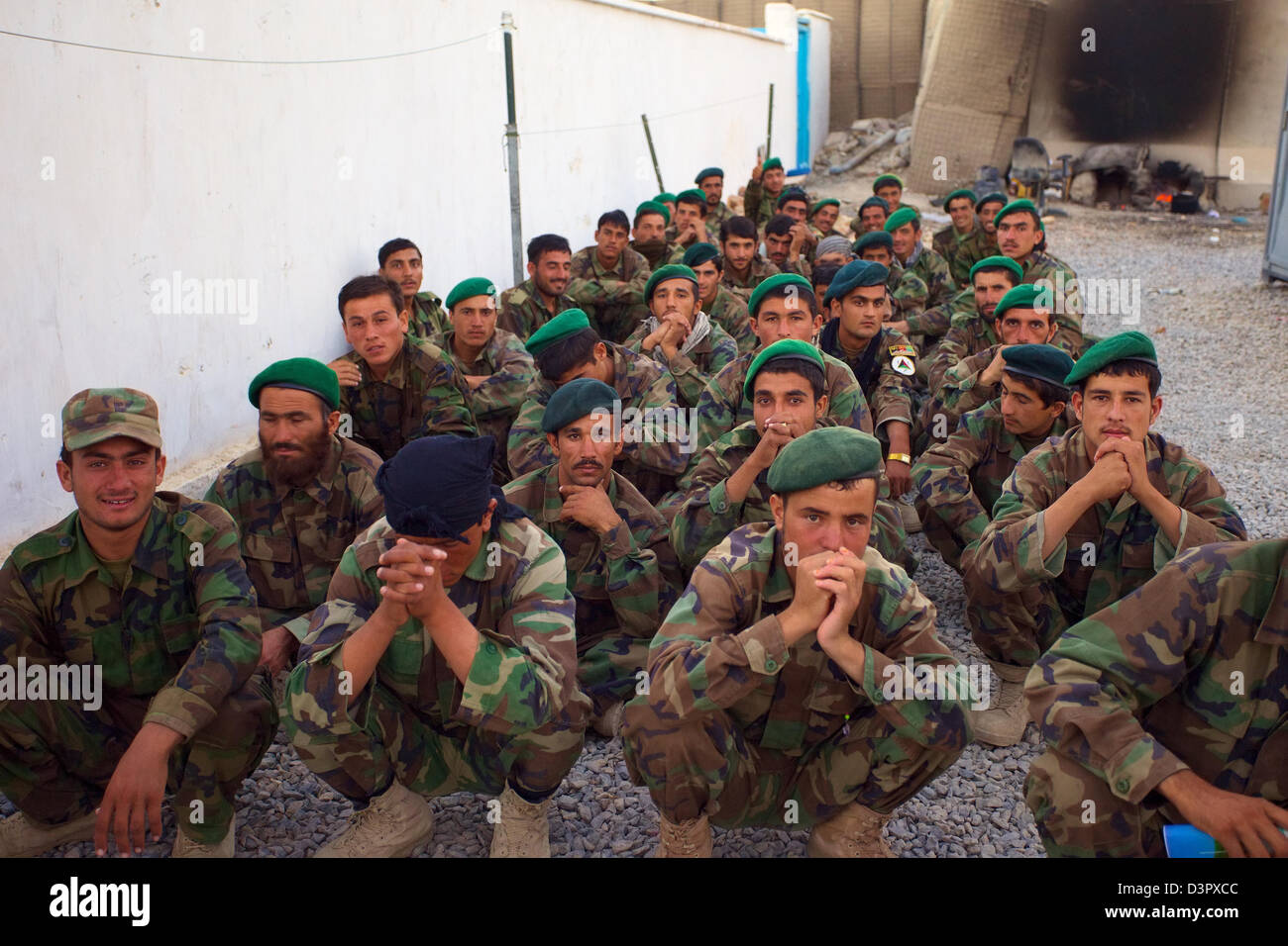 Kandahar, Afghanistan - 24. September 2010: neue afghanische Armee Soldaten warten auf eine Trainingseinheit zu beginnen. Stockfoto