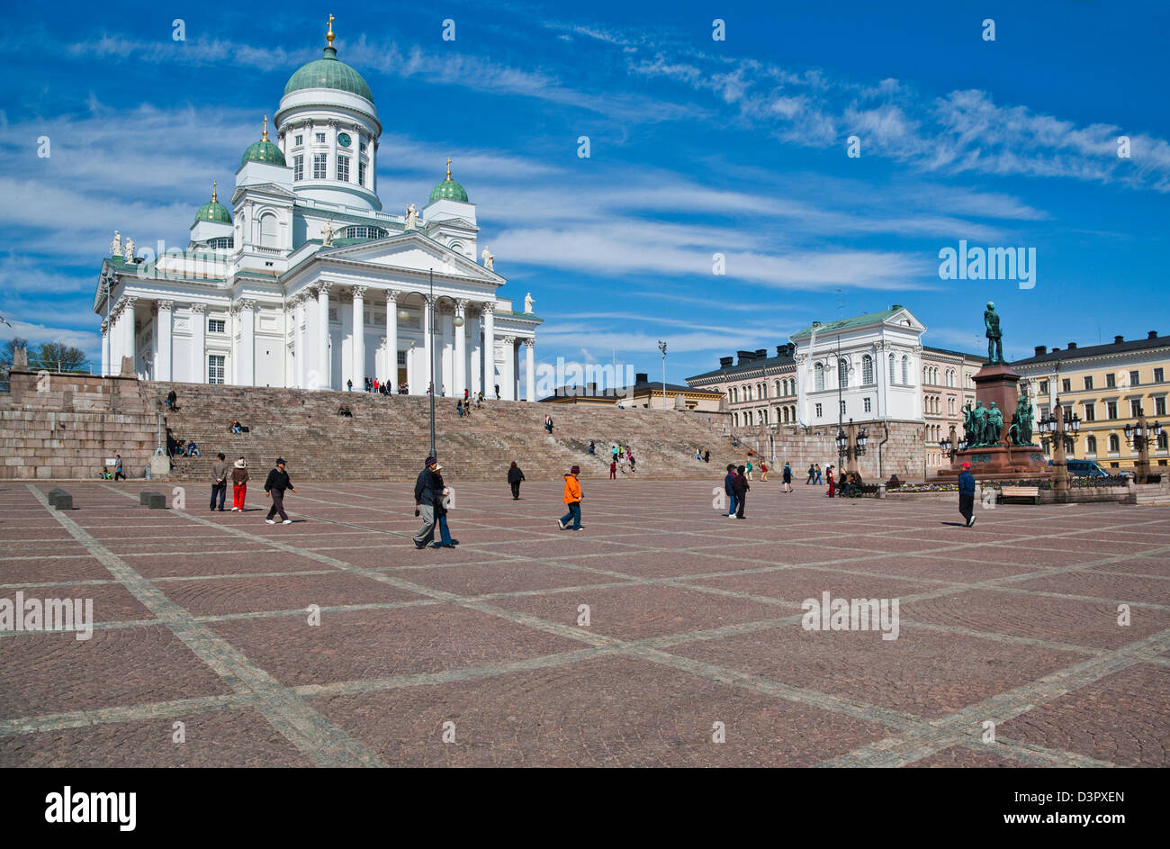 Finnland, Helsinki, Blick auf den Dom von Helsinki vom Senatsplatz mit Alexander II memorial Stockfoto