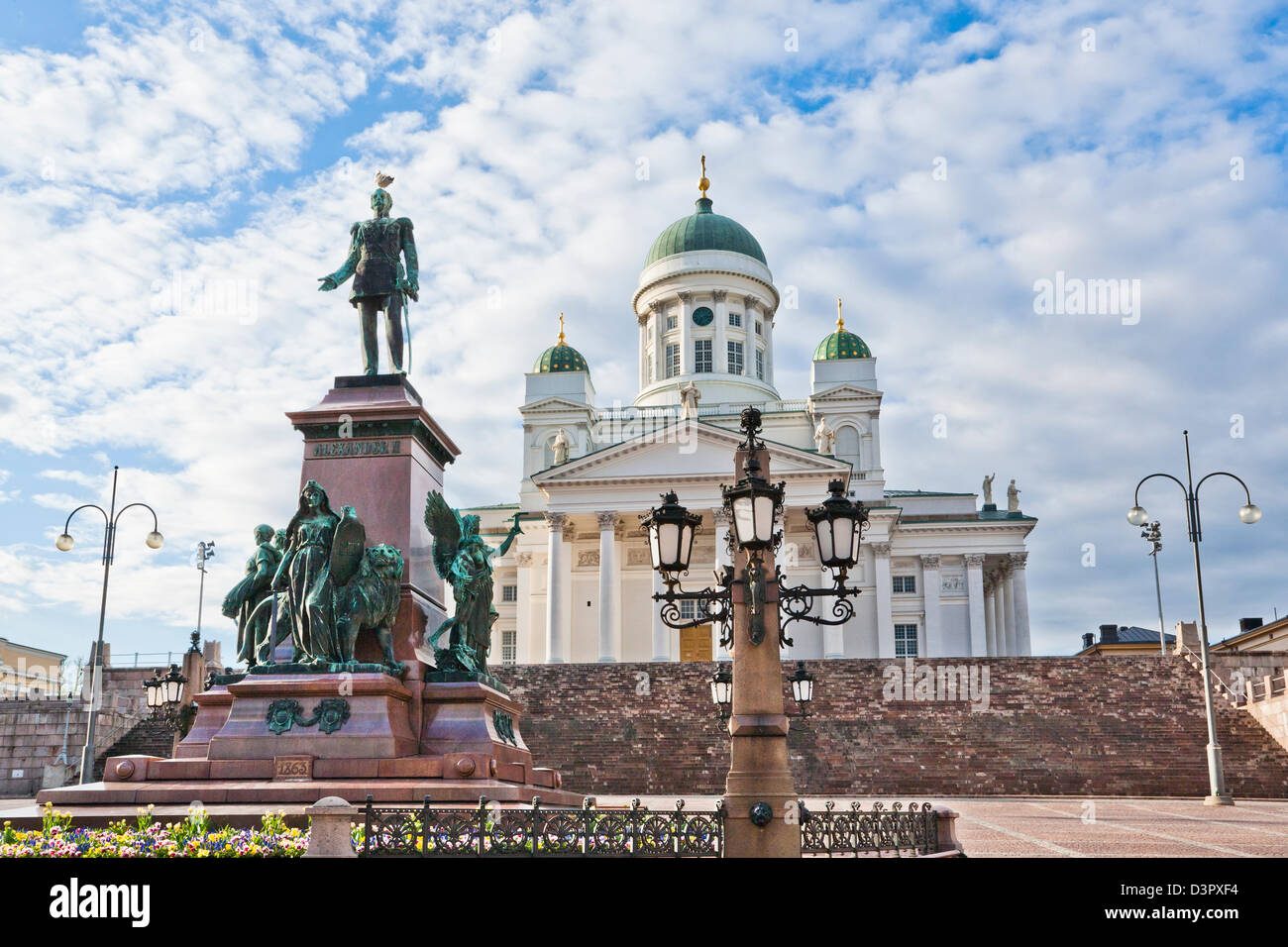 Finnland, Helsinki, Senat-Platz mit Blick auf Alexander II Memorial und Dom von Helsinki Stockfoto