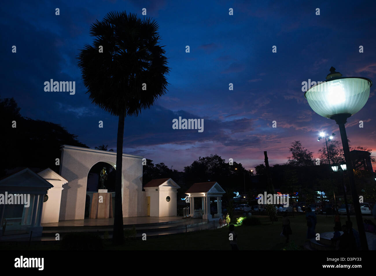 Touristen in einem Park in der Abenddämmerung, Gandhi Park, Thiruvananthapuram, Kerala, Indien Stockfoto