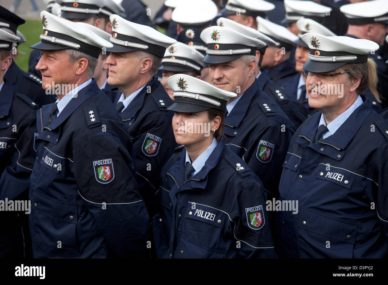 Düsseldorf, Polizisten mit der neuen blauen uniform Stockfoto