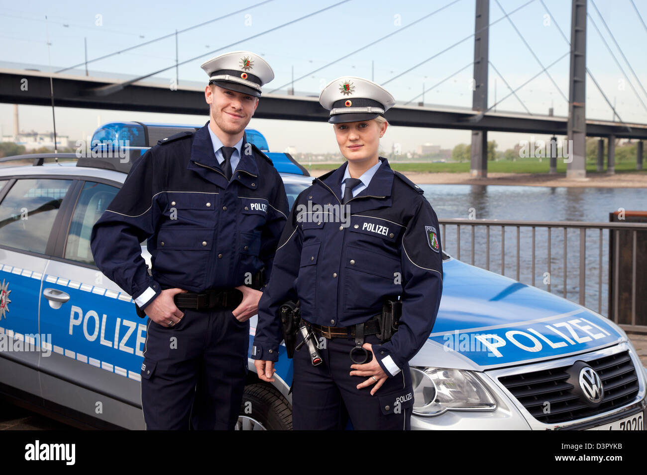 Düsseldorf, Deutschland, zwei Polizisten mit der neuen blauen uniform Stockfoto