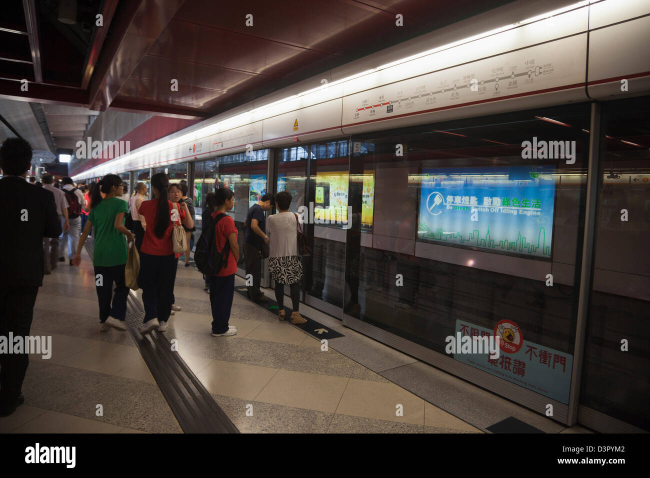Menschen warten auf Zug an der u-Bahnstation, Hong Kong, China Stockfoto