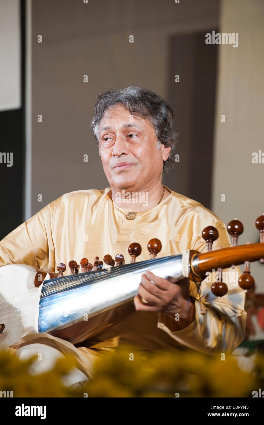 Sarod Maestro Ustad Amjad Ali Khan in einem Konzert Stockfoto