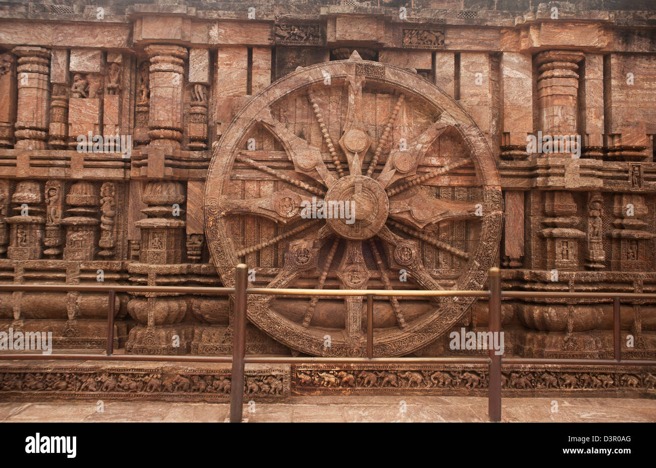 Carving-Details eines Rades in einem Tempel Sonnentempel von Konark, Puri, Orissa, Indien Stockfoto