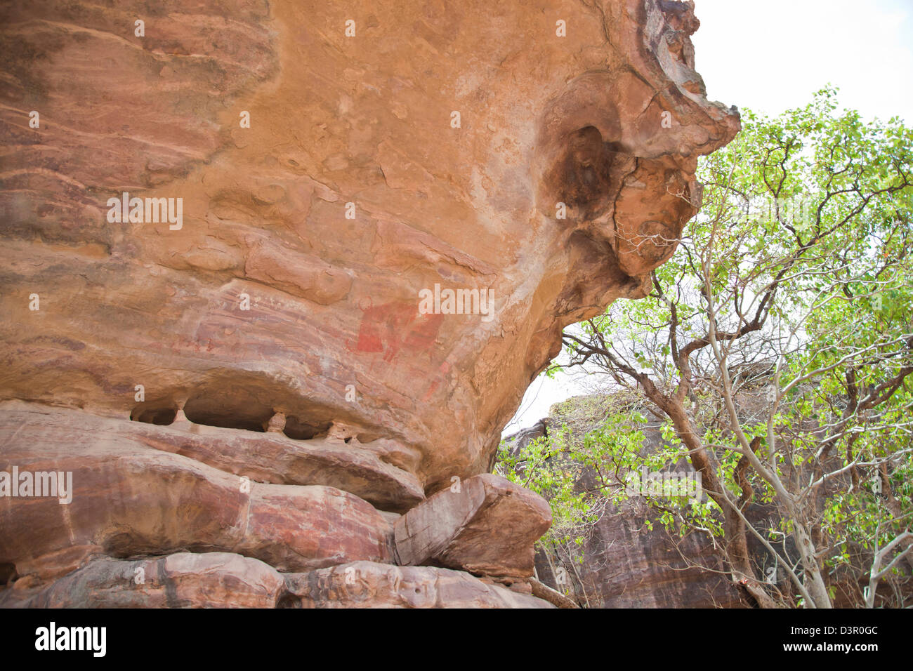 Höhlenmalereien Sie zeigen einen Mann angegriffen durch ein Bison, Bhimbetka Abris, einfache Bezirk, Madhya Pradesh, Indien Stockfoto