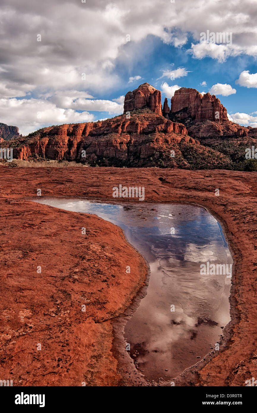 Eisige Reflexion des Arizonas Cathedral Rock und das Red Rock Country von Sedona. Stockfoto