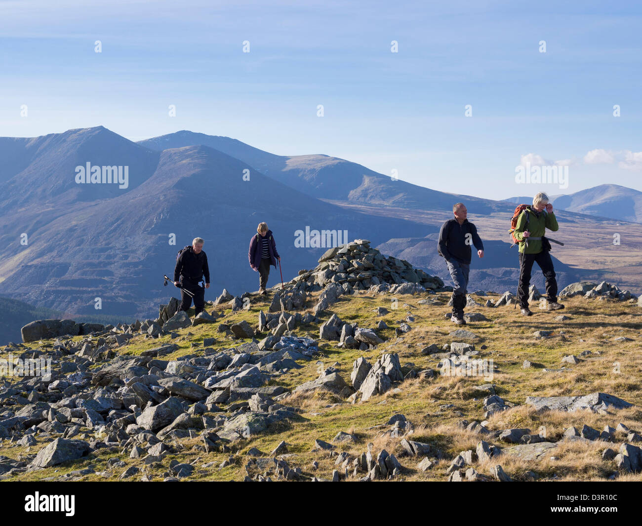 Wanderer aufsteigend Moel Faban in den Bergen von Snowdonia National Park über Bethesda, Gwynedd, Wales, Großbritannien, Großbritannien Stockfoto