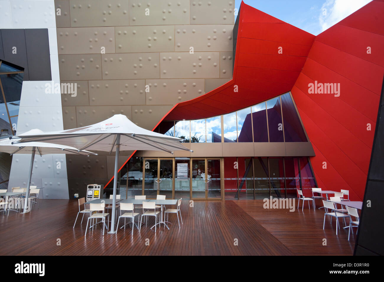 Café im Freien und Architektur des National Museum of Australia. Canberra, Australian Capital Territory, Australien Stockfoto