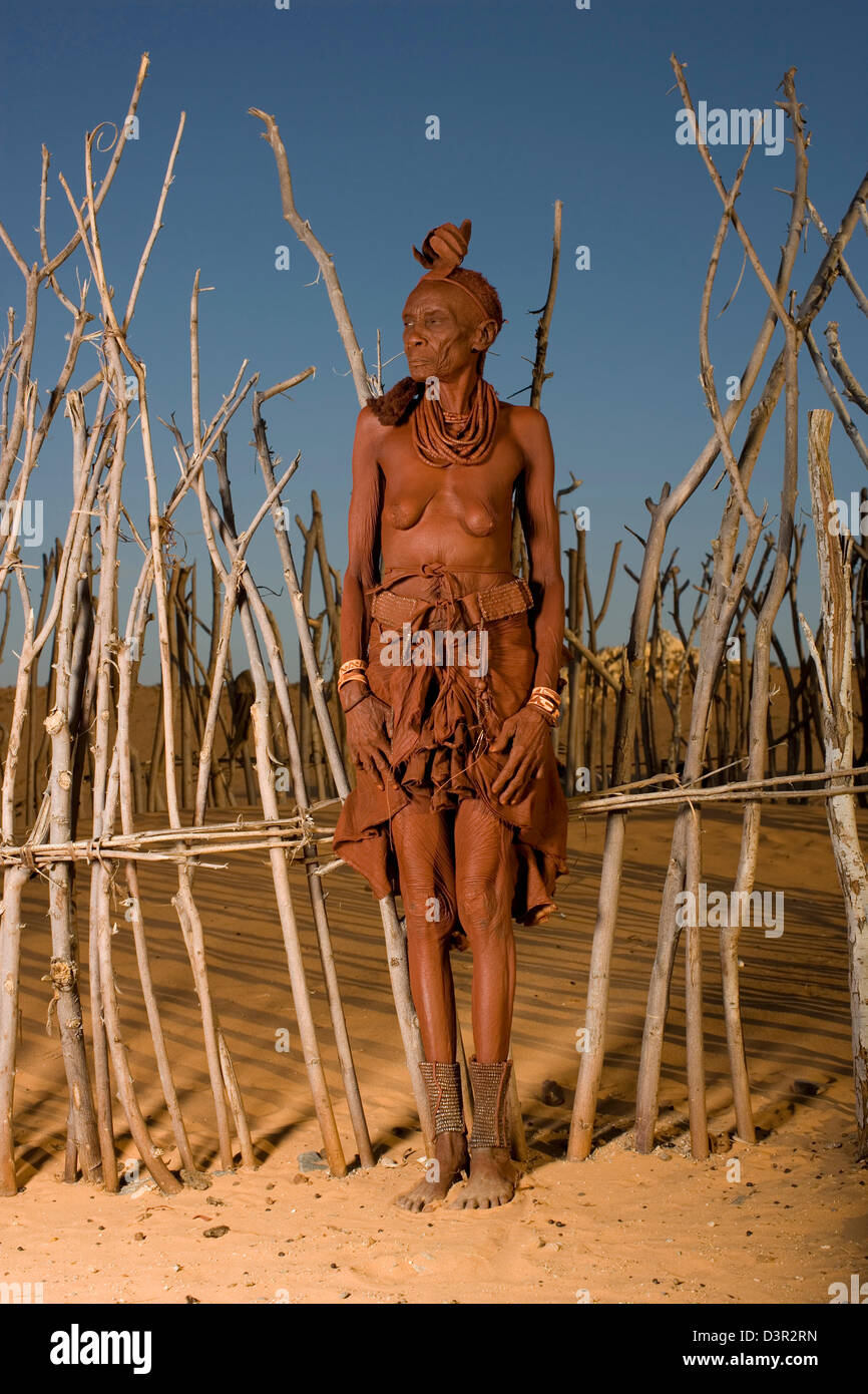 Hiba Frau steht in Homestead, die selbst in der Serra Caferna, Kaokoland, Namibia Stockfoto