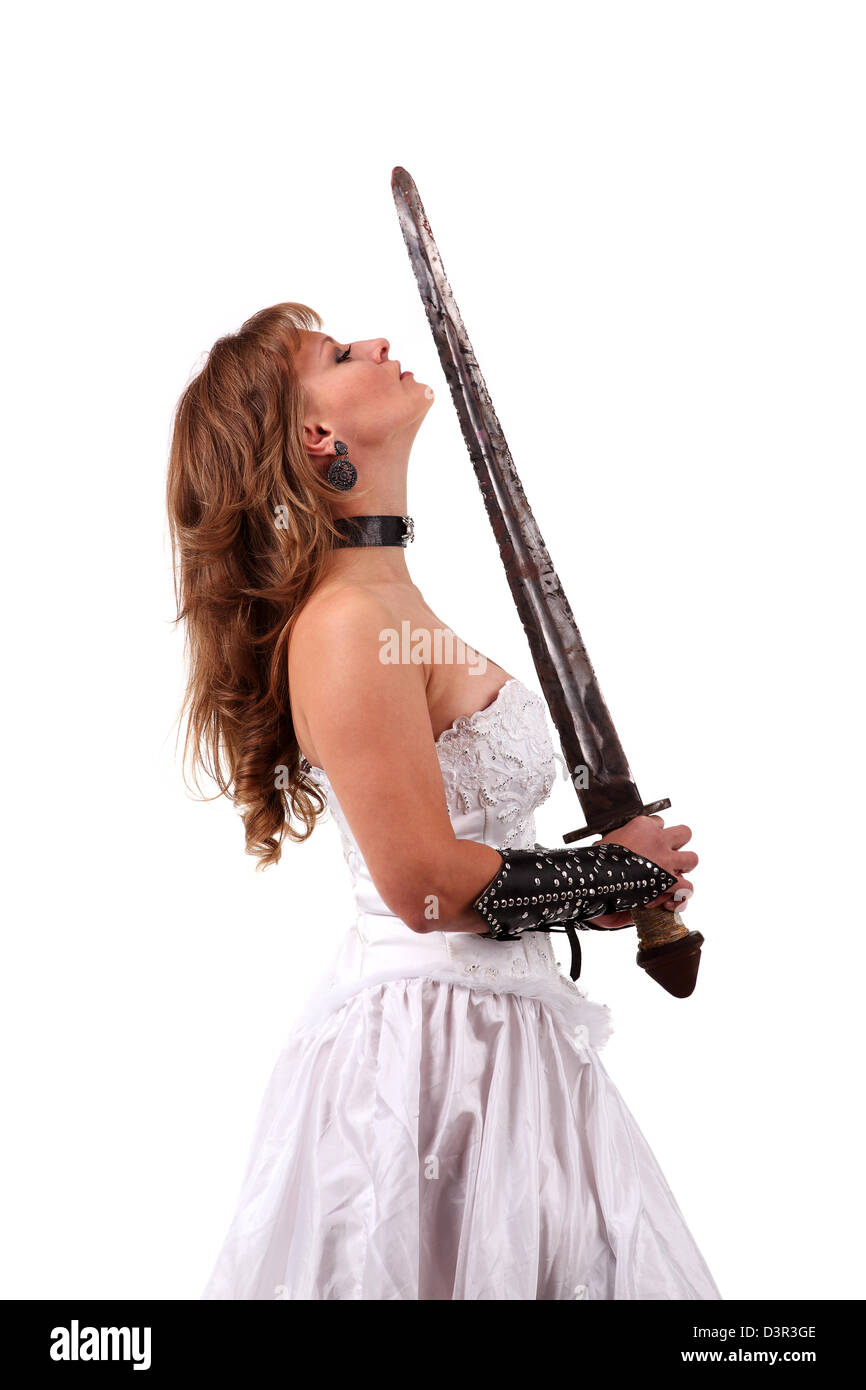 Mädchen in einem Brautkleid mit einem Schwert auf dem weißen Hintergrund Stockfoto