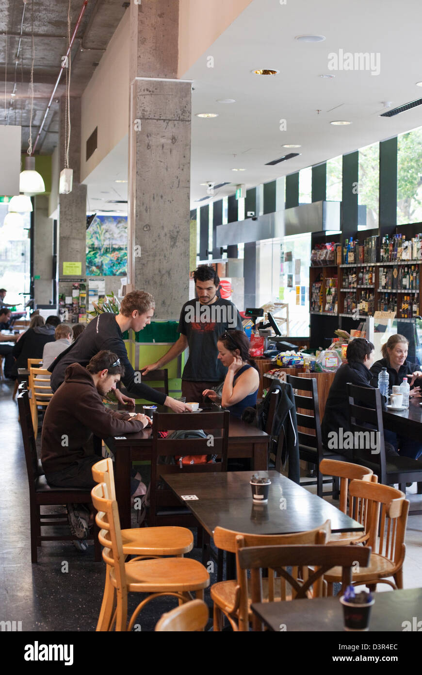 Zur Mittagszeit Diners bei der Urban-Lebensmittelmarkt und Cafe. Canberra, Australian Capital Territory (ACT), Australien Stockfoto