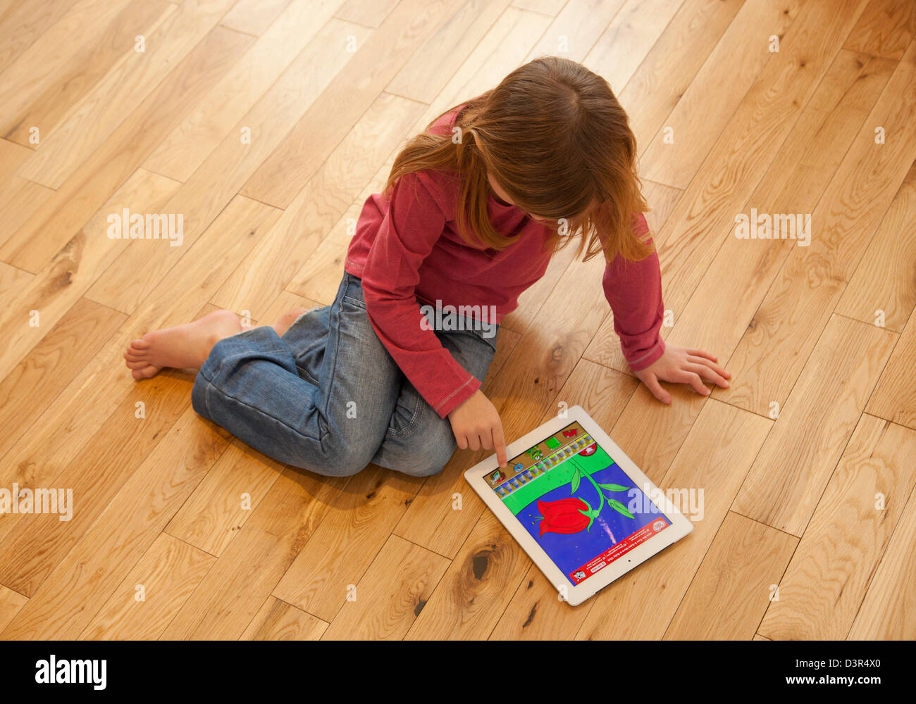 Junge Mädchen spielen auf einem Apple iPad Tablet-computer Stockfoto