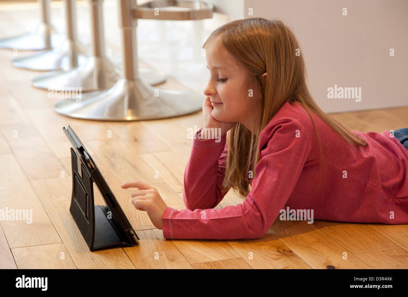 Junge Mädchen spielen auf einem Apple iPad Tablet-computer Stockfoto