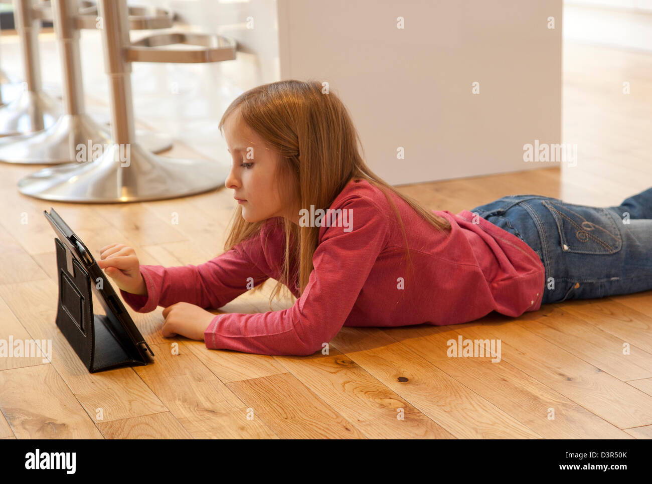 Junge Mädchen spielen auf einem Apple iPad Tablet-computer Stockfoto