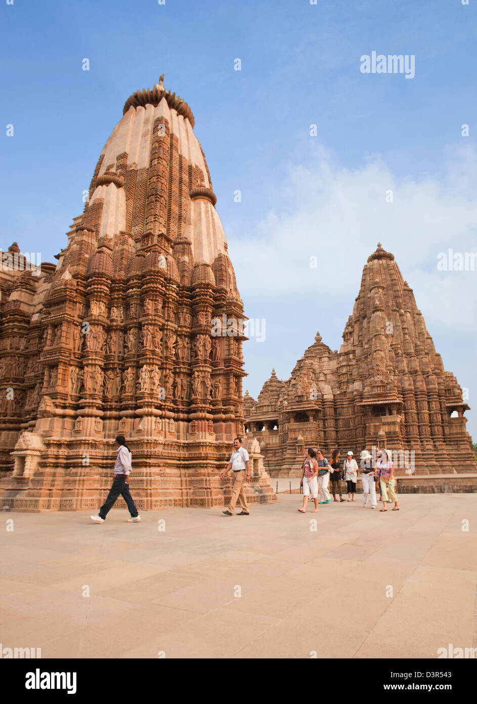 Touristen bewundern die Architektur eines Tempels Lakshmana Tempel, Khajuraho, Chhatarpur Bezirk, Madhya Pradesh, Indien Stockfoto