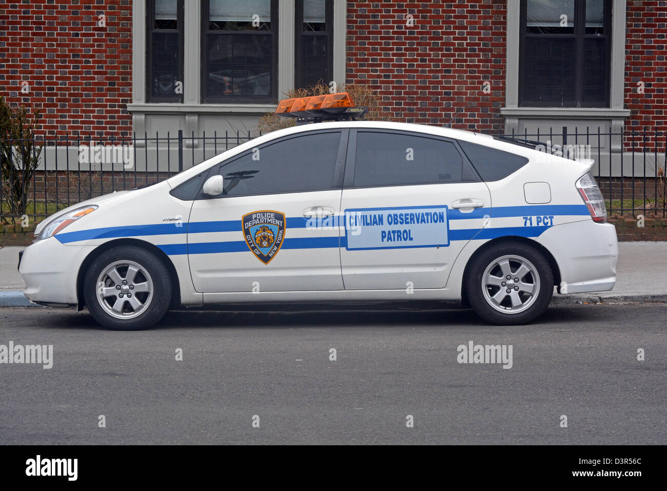 Zivilen Beobachtung Streifenwagen geparkt in Crown Heights-Abschnitt von Brooklyn, New York, Heimat der Lubawitscher Gemeinde. Stockfoto