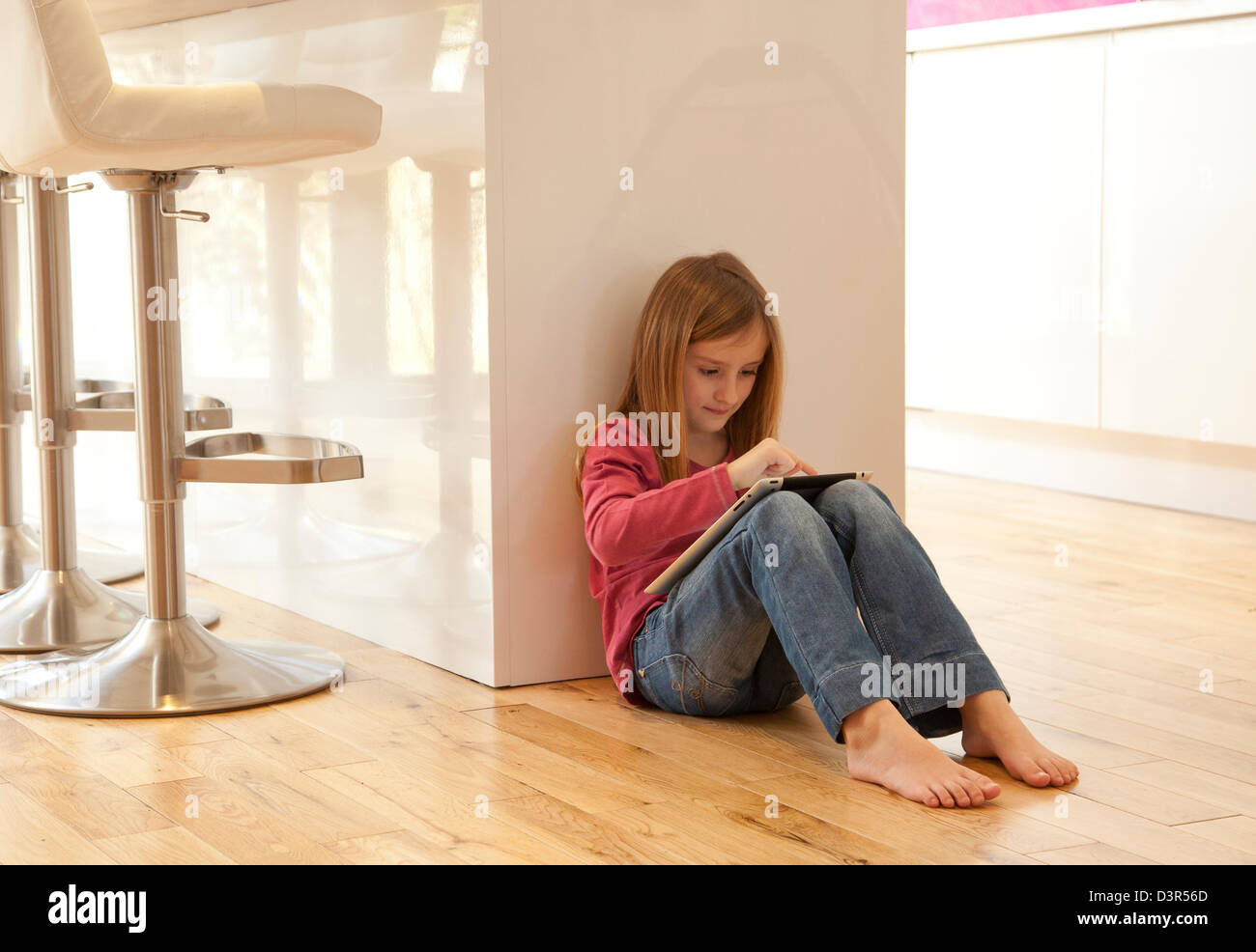 Junge Mädchen spielen auf einem Apple iPad Tablet-computer Stockfoto