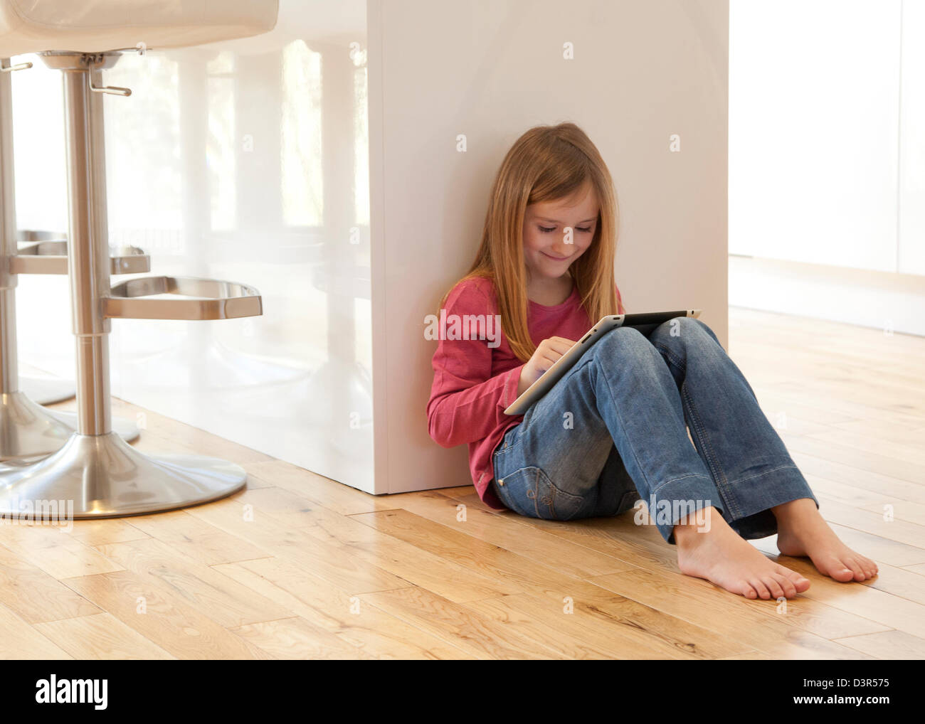 Junge Mädchen spielen auf einem Apple iPad Tablet-computer Stockfoto